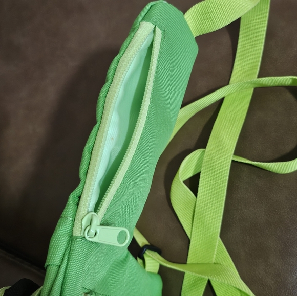 Kavu Sling Crossbody Bag Multi Pocket Storage Neon Green Bright Lightweight - Picture 4 of 5